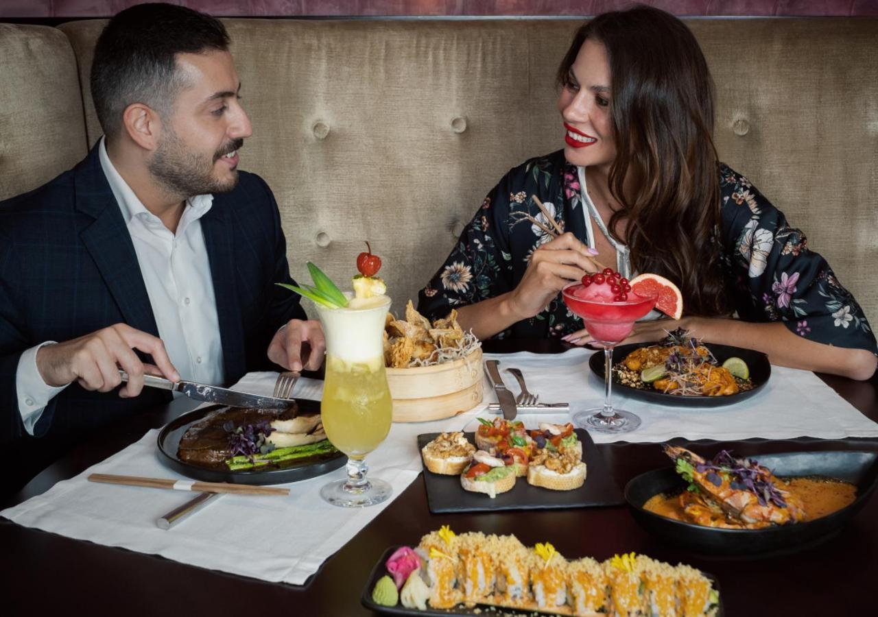City Centre Rotana Doha Ngoại thất bức ảnh A couple dining at a restaurant