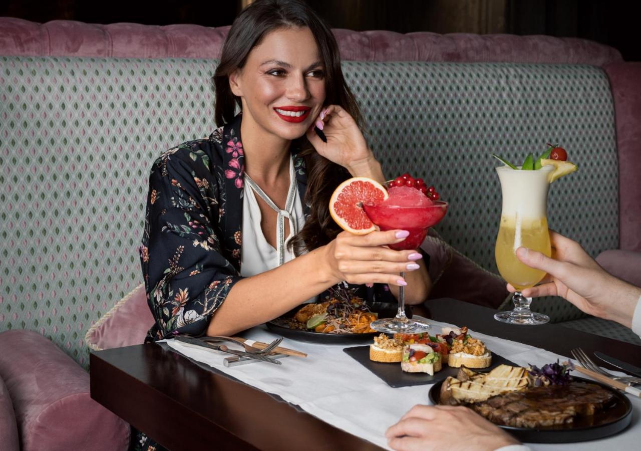 City Centre Rotana Doha Ngoại thất bức ảnh A woman dining