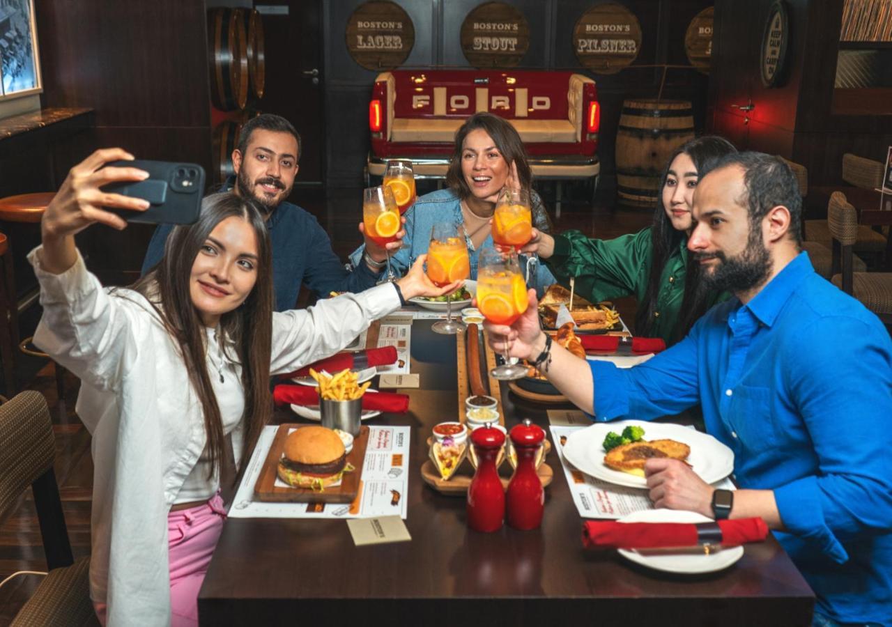 City Centre Rotana Doha Ngoại thất bức ảnh Customers at a restaurant
