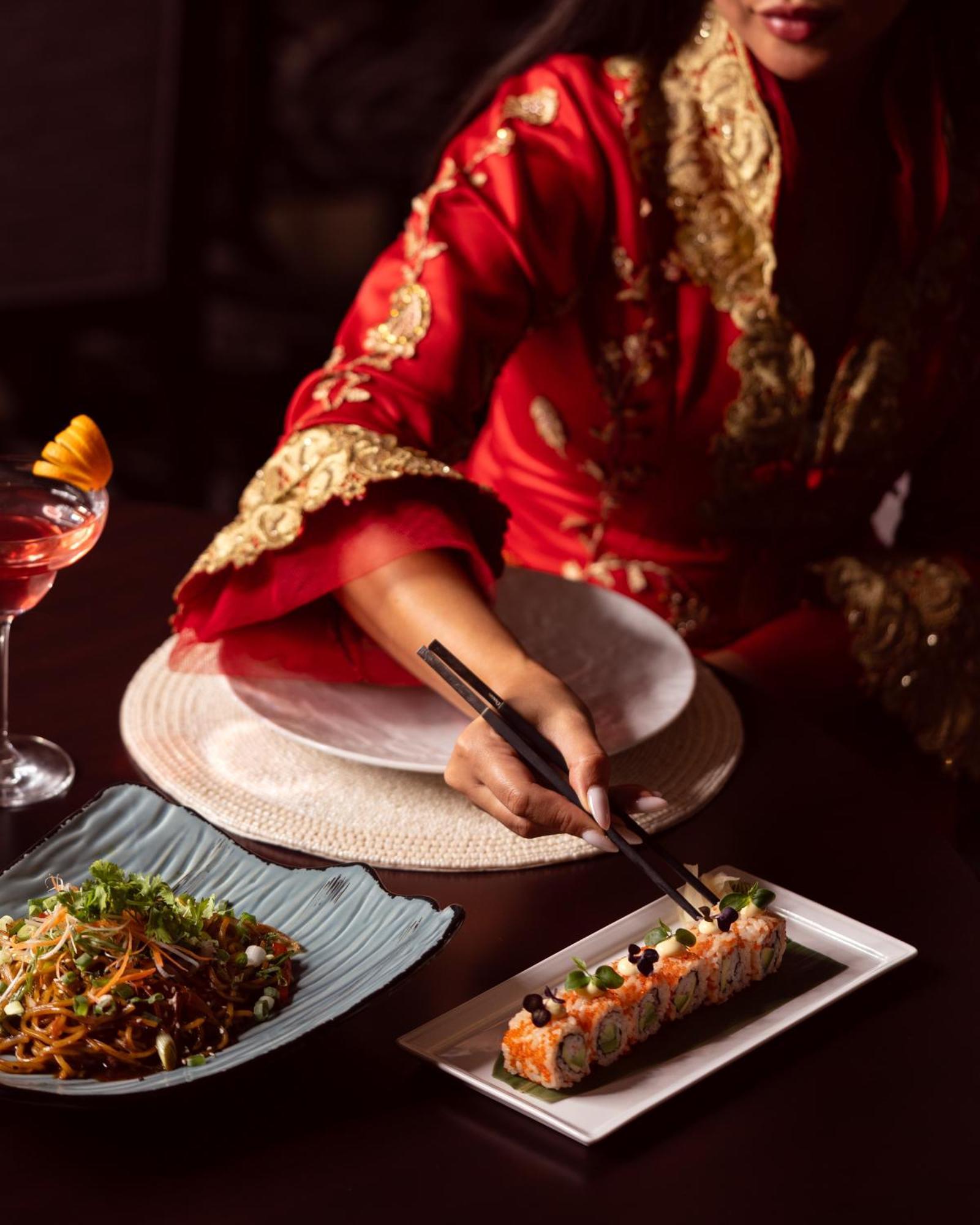 City Centre Rotana Doha Ngoại thất bức ảnh A woman using chopsticks